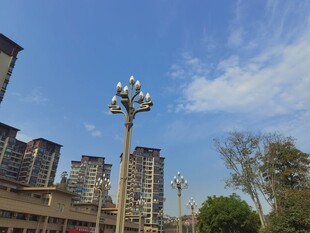 城市中的高杆灯与建筑景观