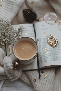 温馨午后的咖啡与手账时光