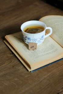 书本上的一杯热茶