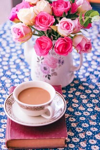 花旁咖啡与书的惬意时光