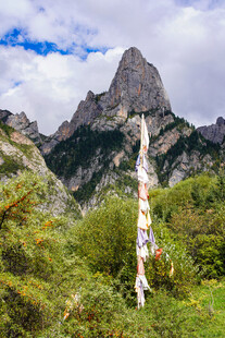 山间经幡立巍峨峰景秀