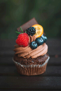 美味巧克力水果纸杯蛋糕