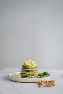 抹茶千层蛋糕配坚果