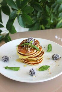 美味松饼配新鲜浆果