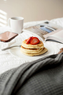 床上的美味早餐与闲适时光