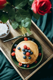 美味浆果松饼配清新绿植