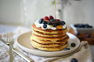 美味浆果松饼堆叠