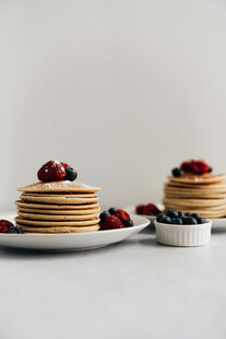 美味浆果松饼摆盘展示