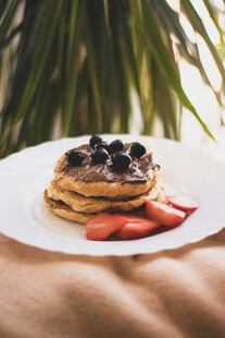蓝莓草莓配美味松饼