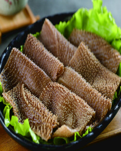 鲜嫩毛肚摆生菜上