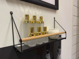 简约置物架上的金色瓶罐