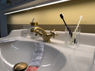 现代浴室洗手台细节展示