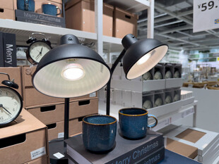 时尚台灯展示于货架间