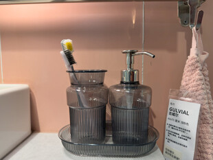 浴室洗手台置物架与用品