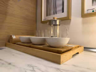 木质托盘上的简约餐具组合