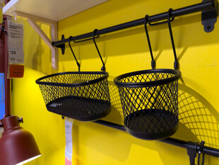 黄色墙面上的黑色置物篮