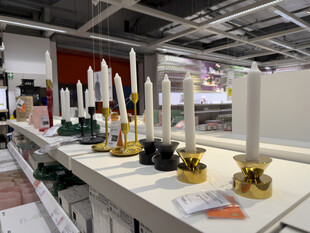 展示台上的多样精美烛台