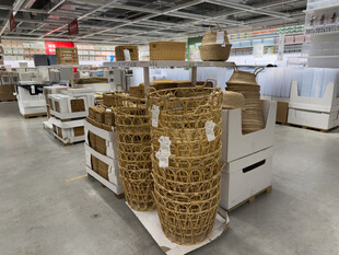 家居店各式编织篮陈列