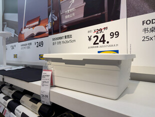 货架上的白色收纳盒陈列