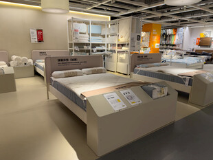 家居店中的多样床垫展示