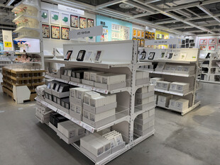 超市内的货架陈列场景