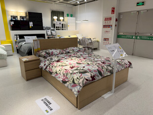 现代风格花卉图案床具展示