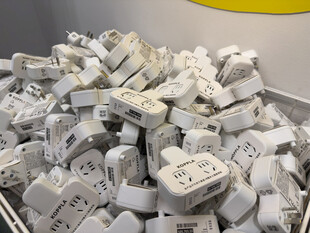 一堆白色插座堆积