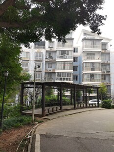 小区内的公交候车亭景观