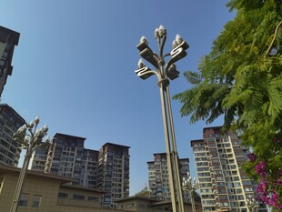 小区旁的多功能照明路灯