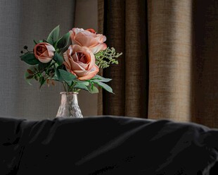 花瓶中的娇艳花卉