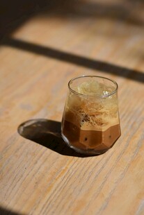 木质桌上的分层咖啡杯