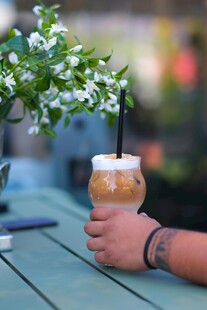 手持冰饮享惬意时光