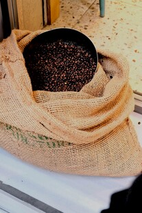 麻袋装的黑色颗粒谷物