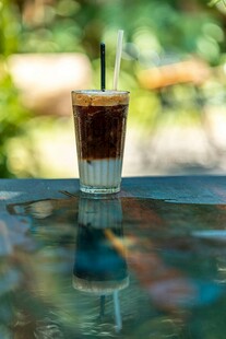 户外冰咖啡饮品特写