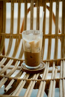 竹编桌上的一杯冰咖啡