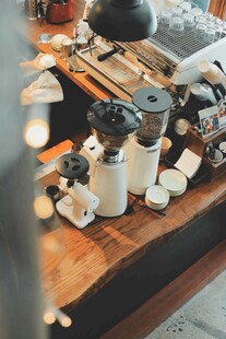 精致茶具摆放在木质台面上