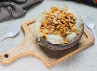 美味盖饭摆于木盘之上