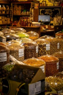 琳琅满目的干货食材展示