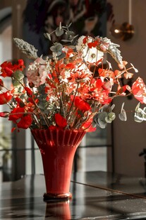 红色花瓶中的多彩花卉