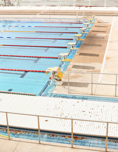 户外大型游泳池建设场景