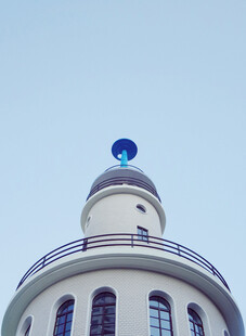 白色圆顶建筑顶部景观