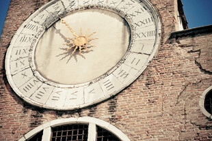 古老日晷立于石墙之上