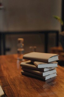 木桌上堆叠的书籍