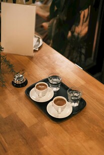 木质桌上的精致咖啡组合