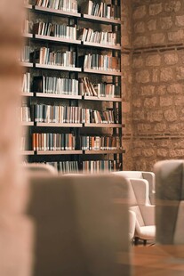 温馨舒适的图书馆阅读角落