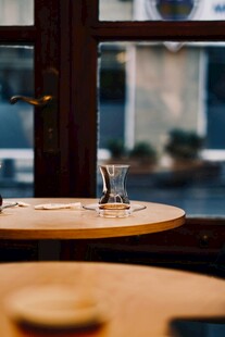 温馨室内的简约桌椅茶具