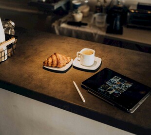 咖啡配点心的惬意桌面