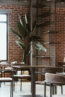 工业风室内绿植桌椅场景