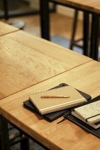 课桌上的文具与笔记本