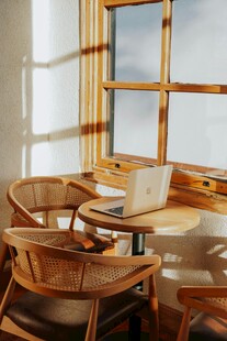 温馨木质窗边休闲桌椅组合